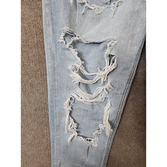 American Eagle Strigid Mom Jeans Womens 27 4 Blue Light Wash Destroyed NEW - Picture 4 of 13